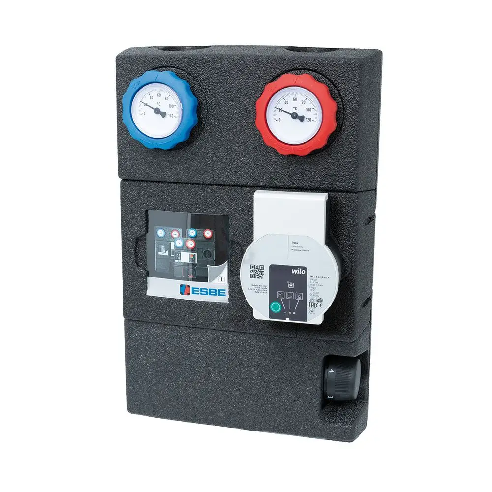 ESBE-Pumpengruppe mit zwei Druckanzeigen in blau und rot, einem Display und Steuergerät sowie einem Einstellrad zur Regelung, montiert auf einer schaumstoffähnlichen Rückwand.